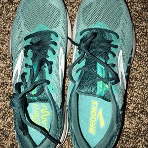 BRAND NEW Brooks running shoe